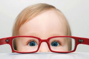 Tại sao cần mua kính mắt trẻ em nơi uy tín?